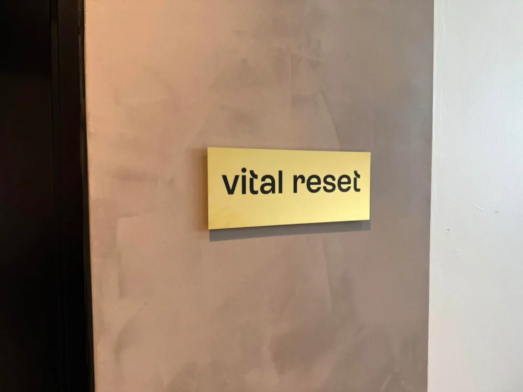 Skilt på væg ved indgang