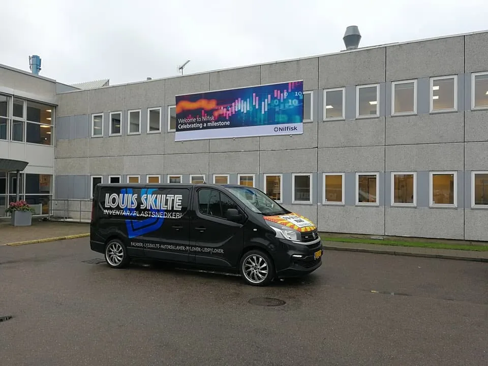 Facadebanner på erhvervsbygning