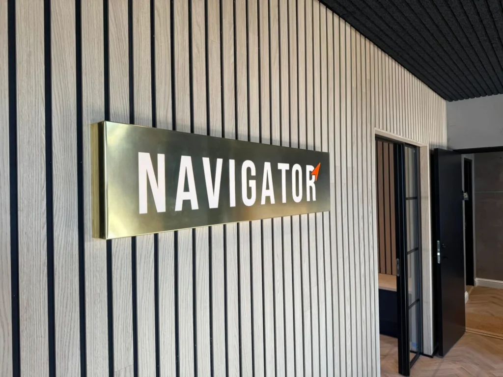 Logo i børstede metalbogstaver på facade