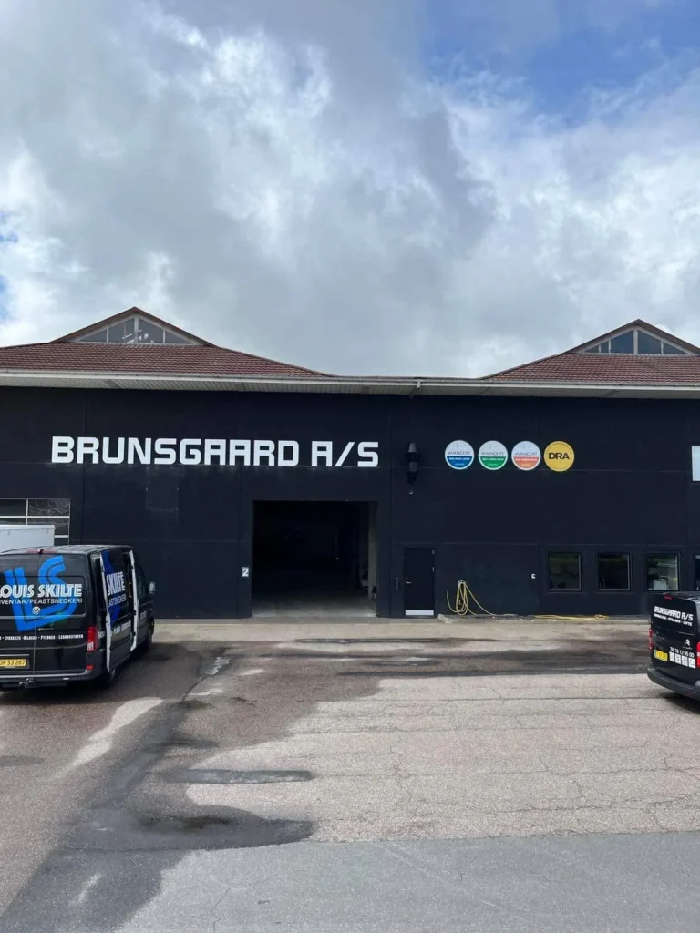 Facadeskilt på erhvervsbygning