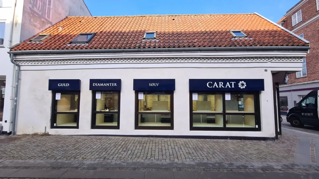 Facadeskilte over vinduer på butik