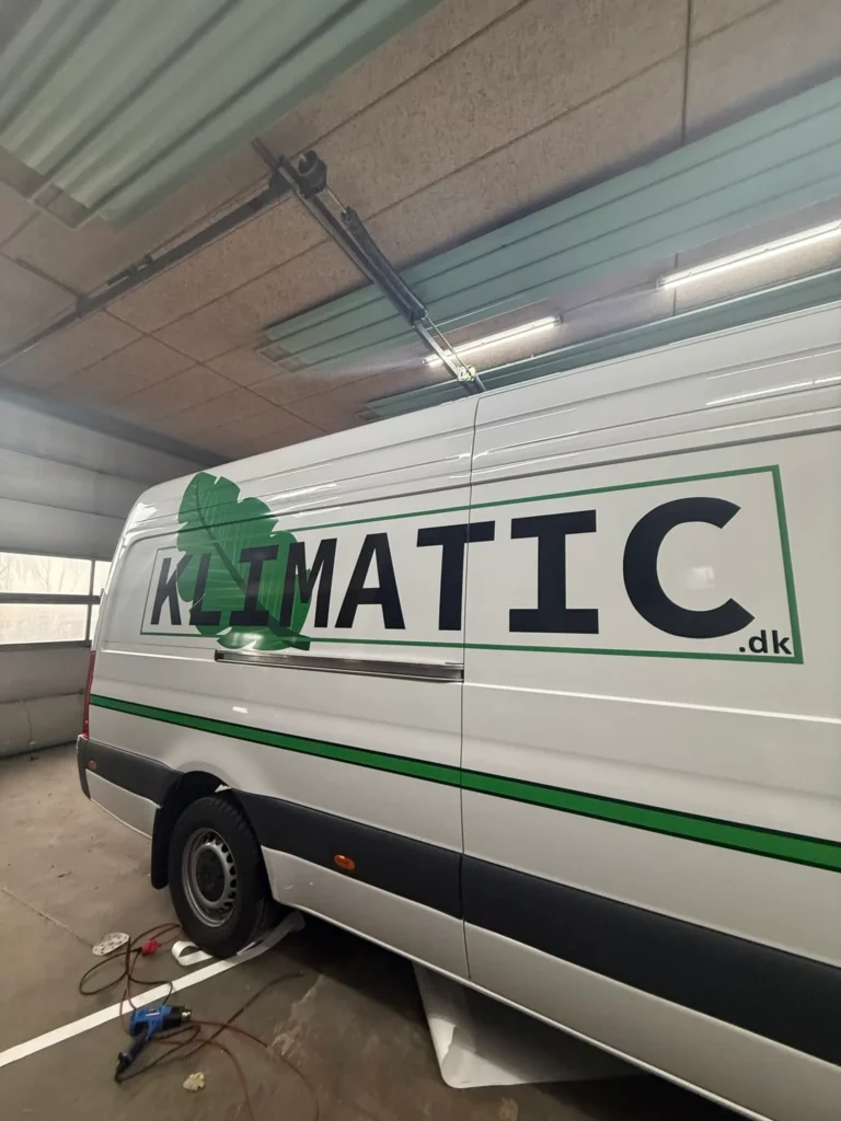 Firmabil med reklame og logo