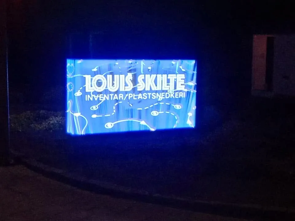 Louis Skiltes eget lysskilt om aftenen
