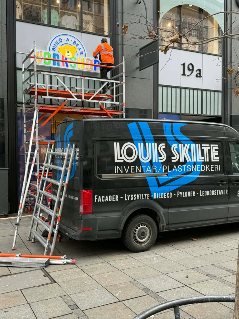 Louis Skiltes servicebil ved montage af facadeskilt
