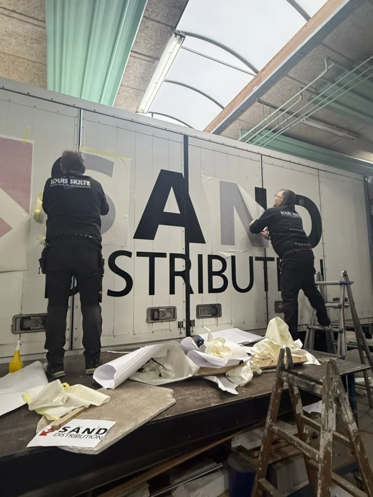Montage af storformat folie på væg
