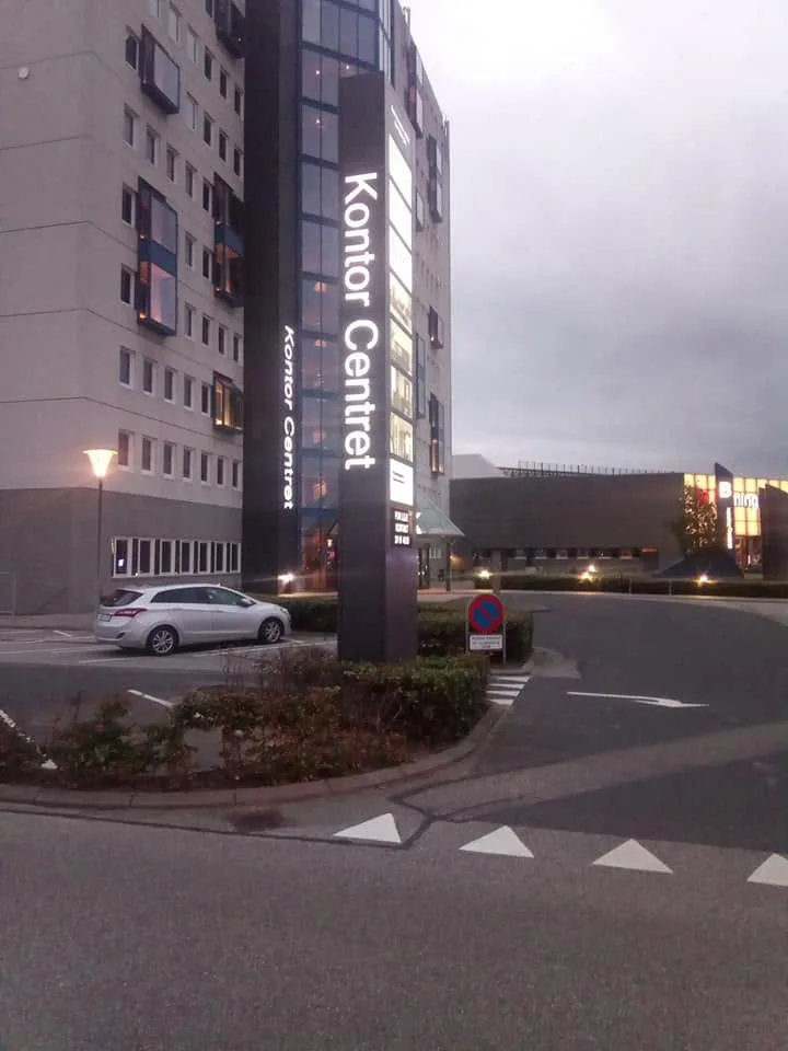 Pylonskilt ved kontorcenter