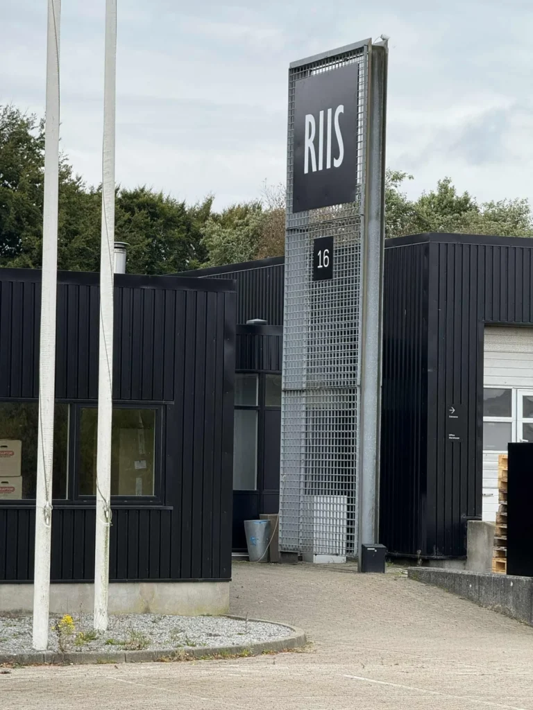 Pylonskilt ved erhvervsbygning