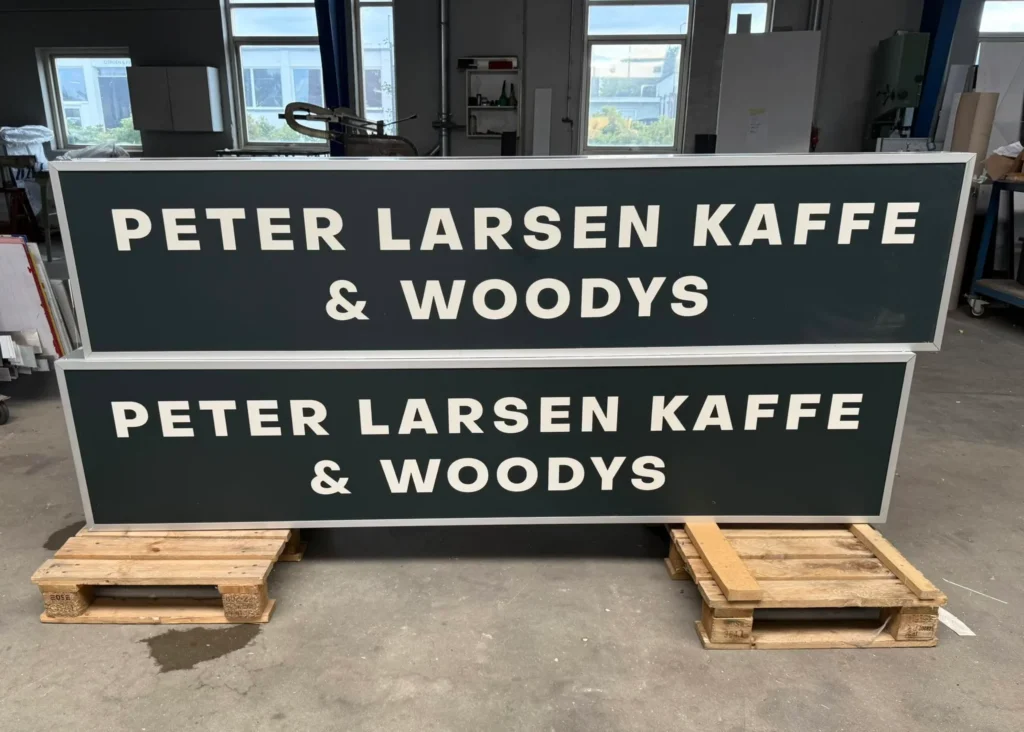 Skilte til Peter Larsen Kaffe og Woodys