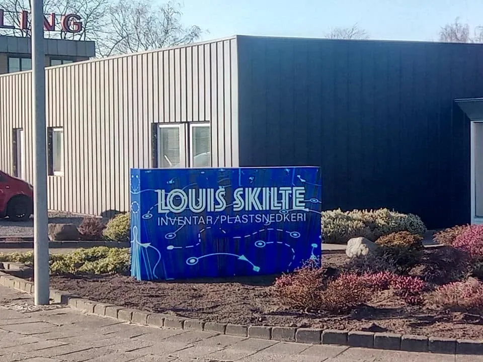 Standerskilt foran Louis Skiltes værksted