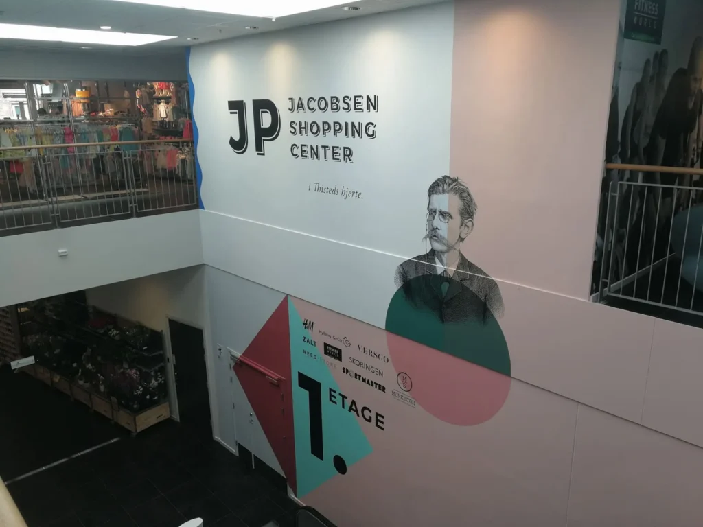 Vægdekoration i folie i shoppingcenter